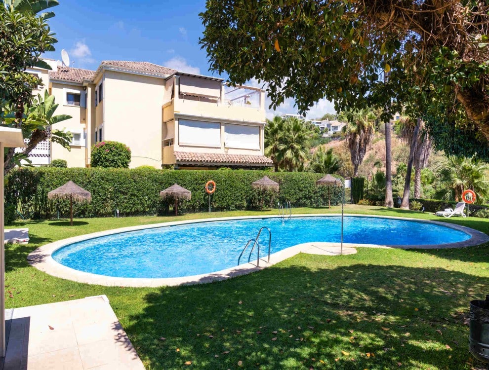 Los Arcos Holiday Haven: Luxe Apartment with Golf Course Views