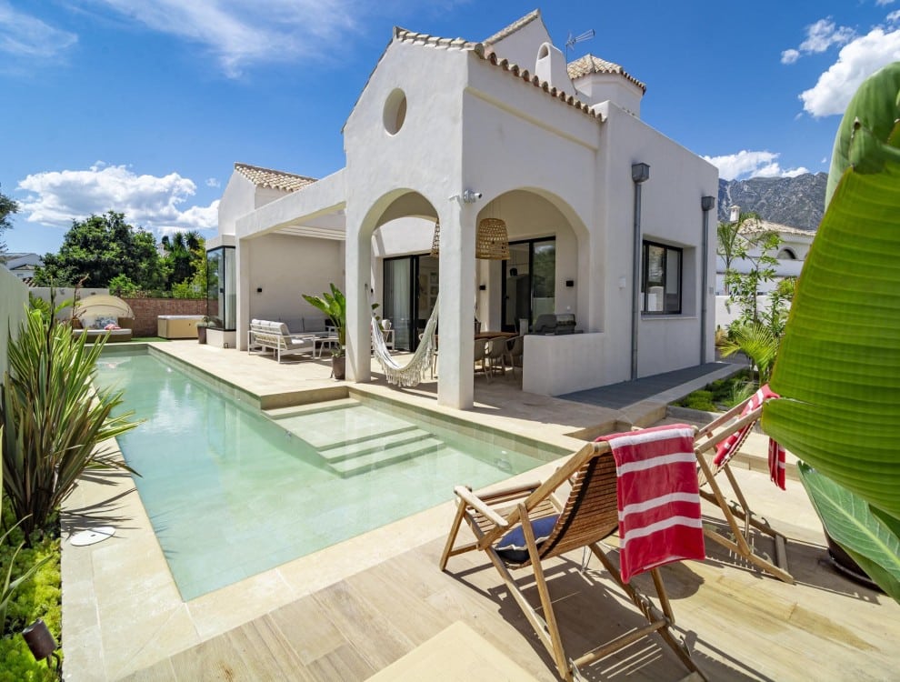 Serene Beachfront Haven: Villa Casablanca on the Golden Mile with Pool and Jacuzzi