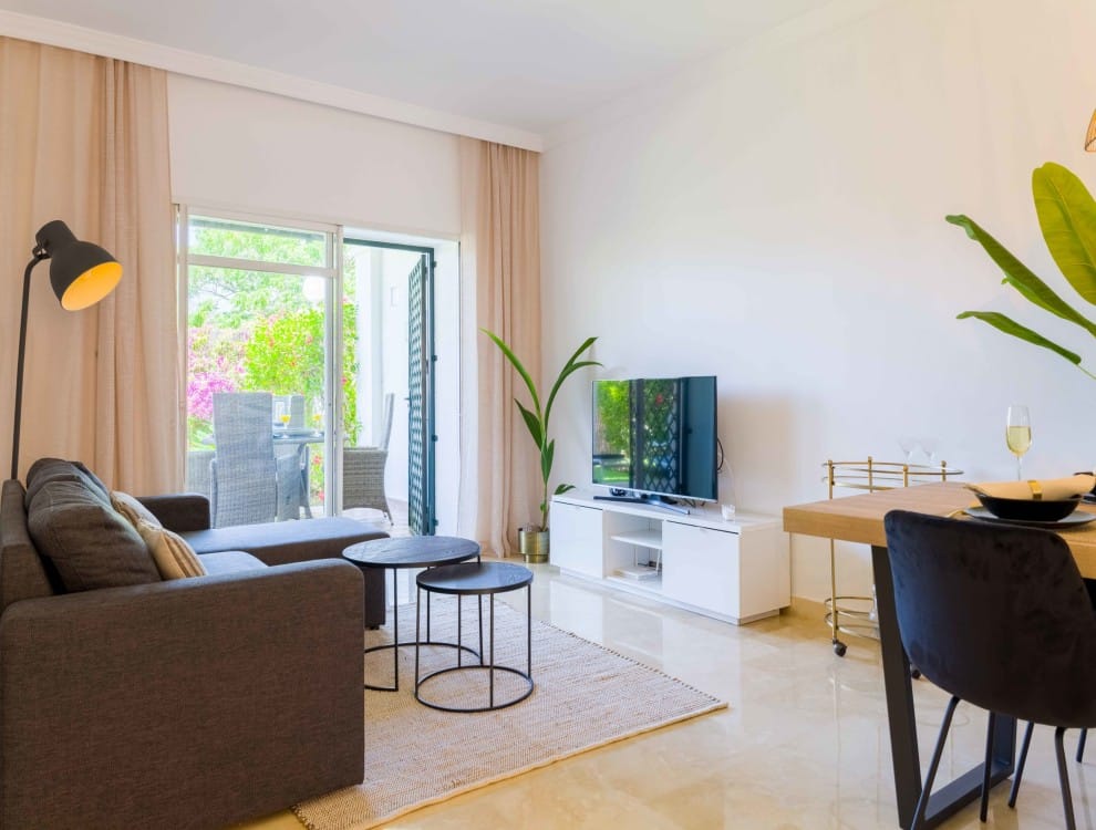 Luxurious Garden Apartment with Pools, WiFi, and Tranquil Ambiance in Aloha Gardens