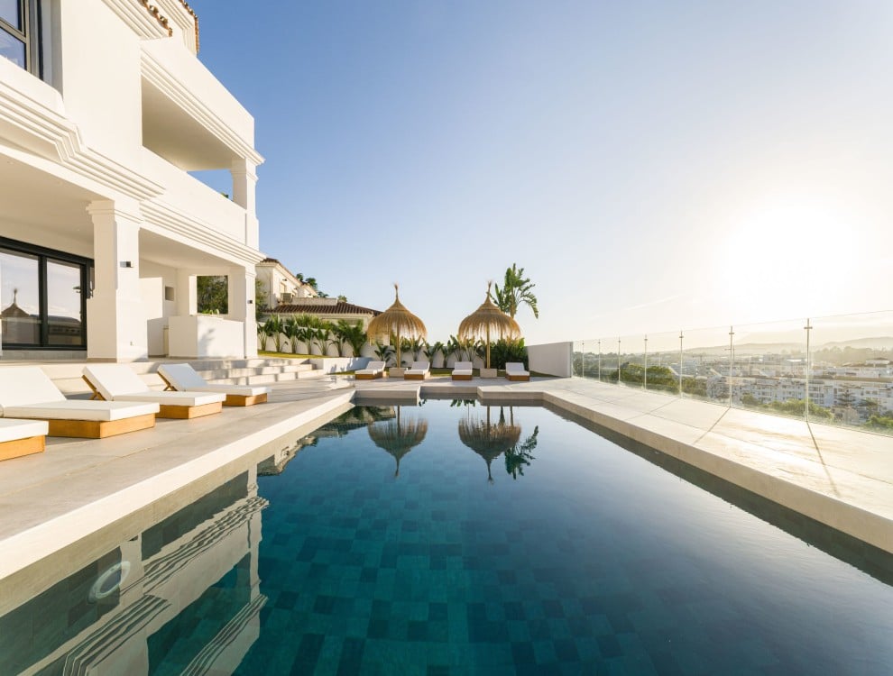 Luxury Retreat: 7-Bed Villa with Heated Pool, Gym, Jacuzzi, BBQ and Stunning Views