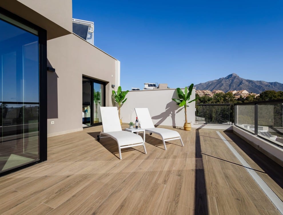 Exclusive 3-Bedroom Luxury Duplex Penthouse at Marbella Lake