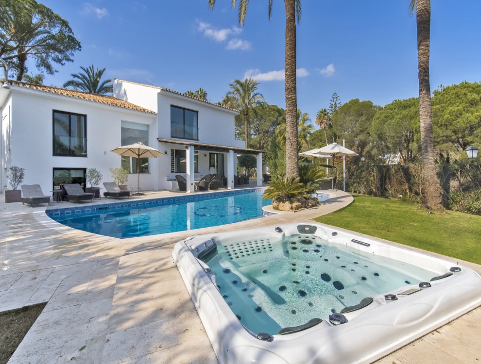 Luxurious Villa La Corsa: Exquisite Marbella Retreat with Amenities in Nueva Andalucia