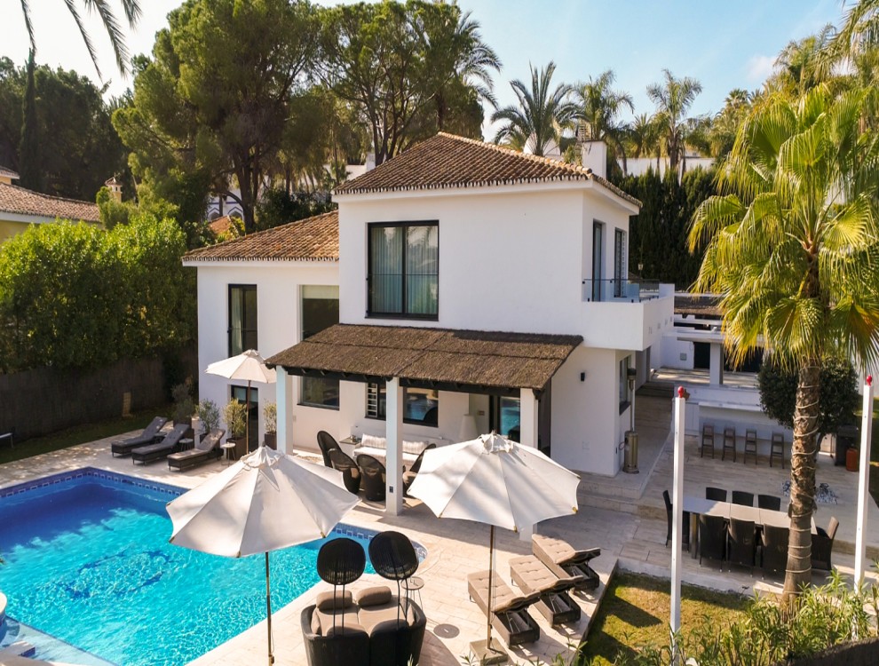 Luxurious Villa La Corsa: Exquisite Marbella Retreat with Amenities in Nueva Andalucia