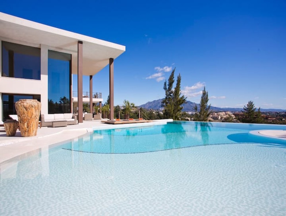 Luxurious Holiday Villa in Benahavis with Private Pool & Stunning Views,