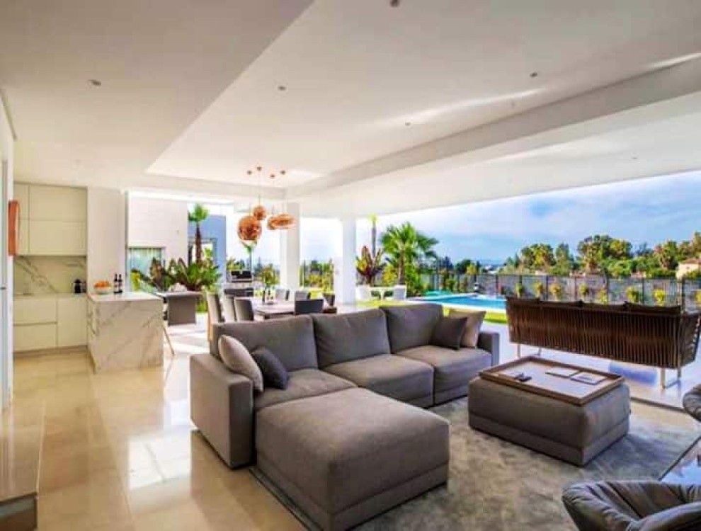 Luxurious Villa Etini in Marbella’s Las Chapas with Stunning Views and Modern Amenities