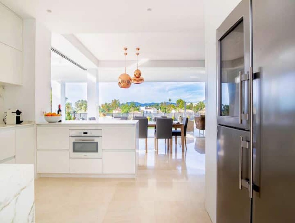Luxurious Villa Etini in Marbella’s Las Chapas with Stunning Views and Modern Amenities