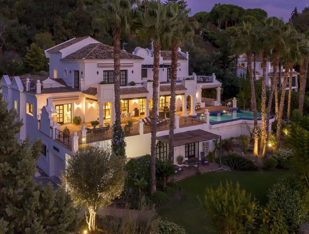 Luxurious Villa Mahina in Estepona El Paraiso with Stunning Sea Views and Infinity Pool