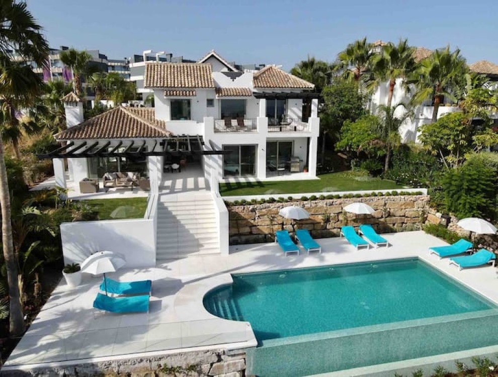 Luxurious Villa with Stunning Views in Estepona La Resina, Perfect for a Dream Vacation