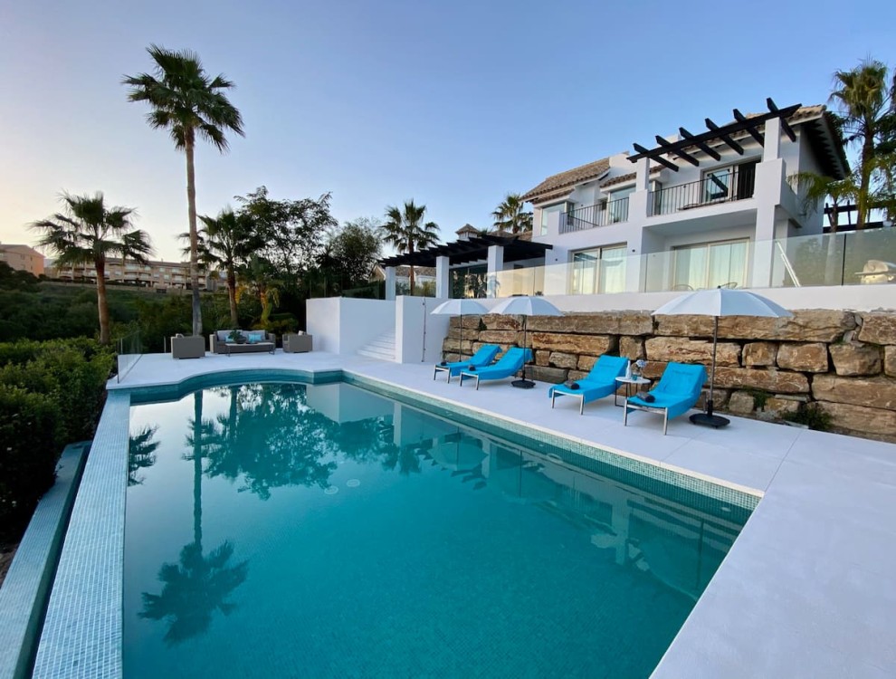 Luxurious Villa with Stunning Views in Estepona La Resina, Perfect for a Dream Vacation