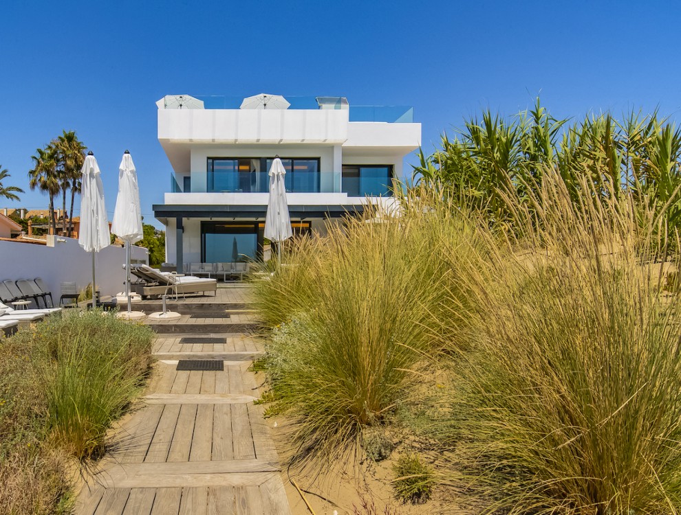 Luxury Beachfront Villa Marbella Costabella: The Ultimate Holiday Retreat in Paradise