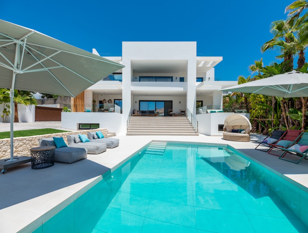 Luxury villa steps from the beach – Villa Marbella Costabella