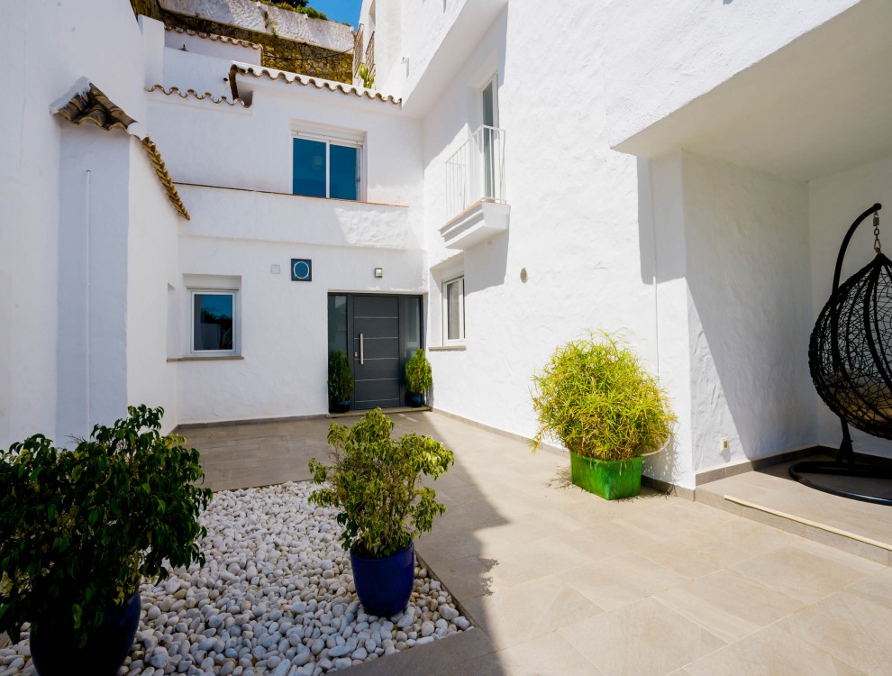 Modern Townhouse with Prime Location near Puerto Banus – Perfect for Contemporary Living in Nueva Andalucia