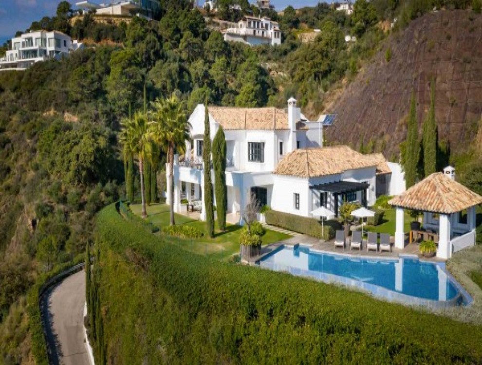 Luxurious Villa Benahavis with Stunning Views in Monte Mayor for a Peaceful Holiday Retreat