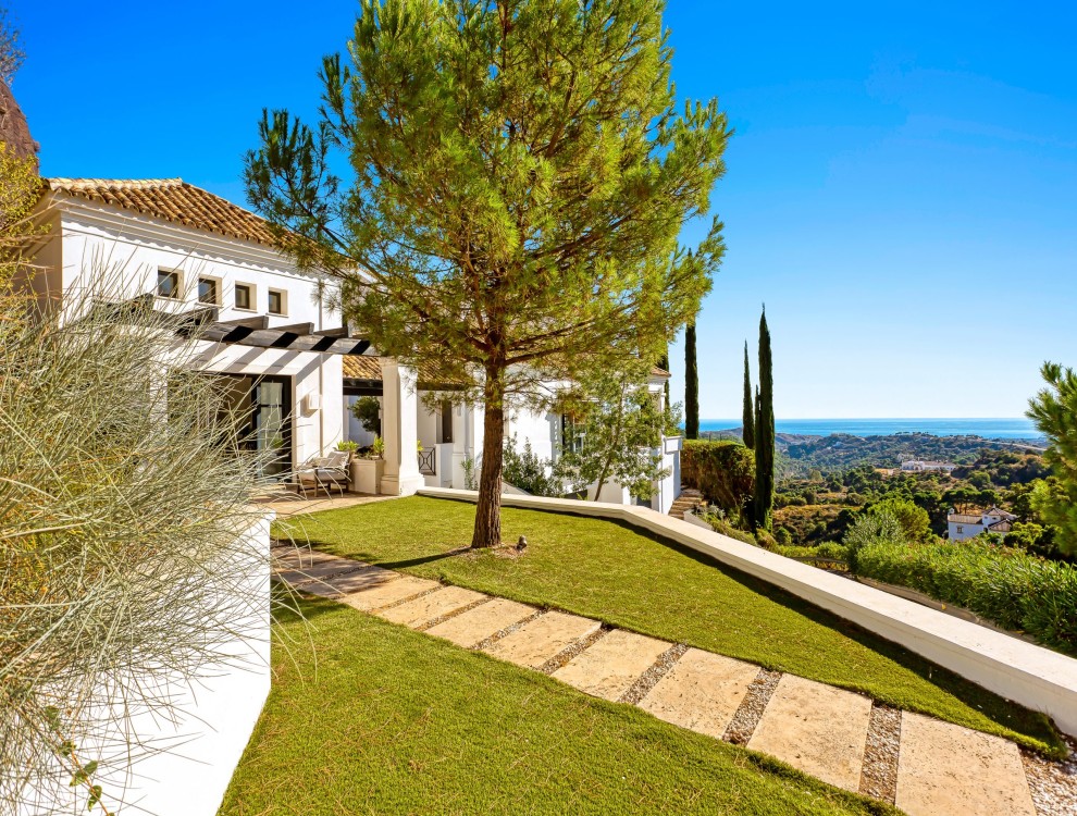 Luxurious Villa Benahavis with Stunning Views in Monte Mayor for a Peaceful Holiday Retreat