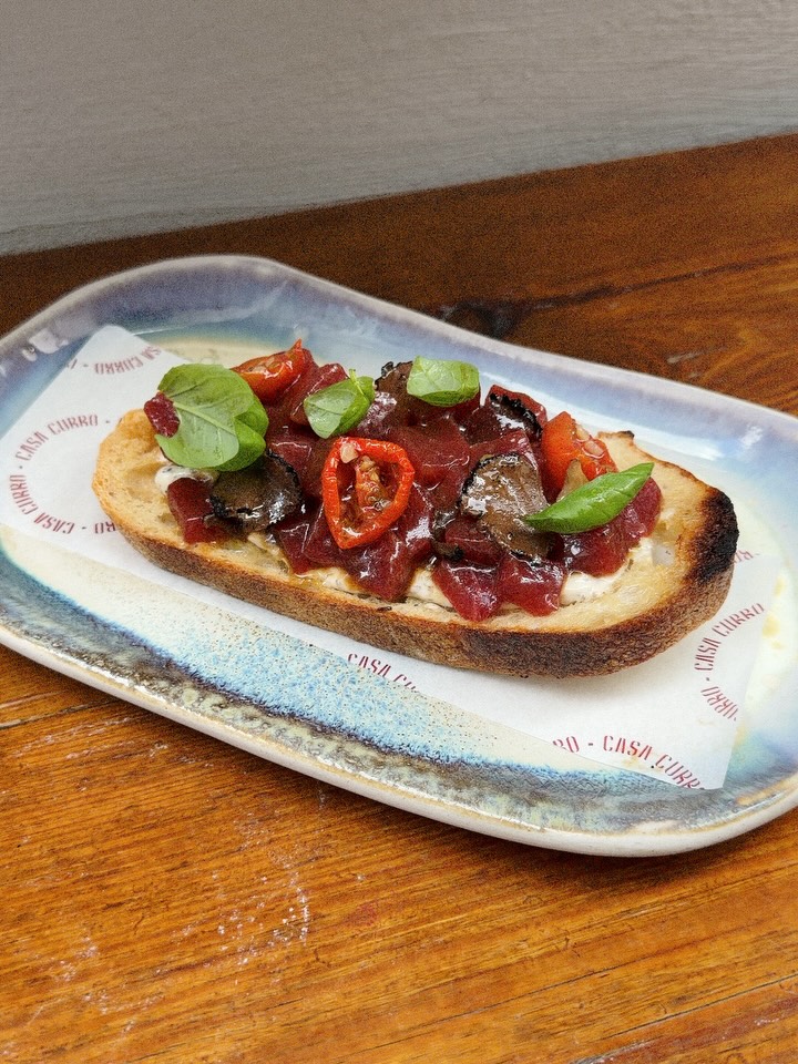 NEW IN: SS’26 ✨ La nueva creación de @fernandovillasclaras rinde homenaje a @juliojosevazquezmunoz con una combinación intensa y elegante: tosta de atún rojo, alioli suave, tomate seco, trufa y albahaca fresca. Un bocado sofisticado donde el Mediterráneo y la alta cocina se encuentran en cada detalle. ⸻ NEW IN: SS’26 ✨ @fernandovillasclaras presents a tribute to @juliojosevazquezmunoz through an elegant and bold composition: red tuna toast with smooth aioli, sun-dried tomato, truffle, and fresh basil. A refined bite where Mediterranean essence meets contemporary haute cuisine.
