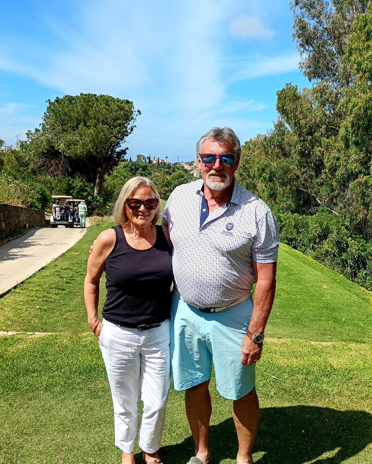 🇪🇸 Ayer, domingo 17 de mayo, vivimos un día muy especial en Santa María Golf con la celebración del Captain’s Day 🏌️. Nuestro Capitán, Neil Duncan, ejerció de magnífico anfitrión y recibió a todos los participantes del torneo en el tee del hoyo 7 con un estupendo refrigerio 🍻🌭☀️, creando un ambiente fantástico durante toda la jornada. Tanto el club como todos los socios queremos agradecerle sinceramente su compromiso, dedicación y generosidad en el importante papel que desempeña dentro de Santa María Golf 💚 ¡Muchas gracias Neil! 🇬🇧 Yesterday, Sunday 17th May, we enjoyed a very special day at Santa María Golf celebrating our Captain’s Day 🏌️♂️ Our Captain, Neil Duncan, was a wonderful host and welcomed all tournament participants at the 7th tee with a fantastic refreshment stop 🍻🌭☀️, helping create a great atmosphere throughout the day. Both the club and all our members would like to sincerely thank him for his commitment, generosity and dedication in such an important role within Santa María Golf 💚. Thank you very much, Neil! 📸 Tomorrow we will share more photos from the event and all the participants.