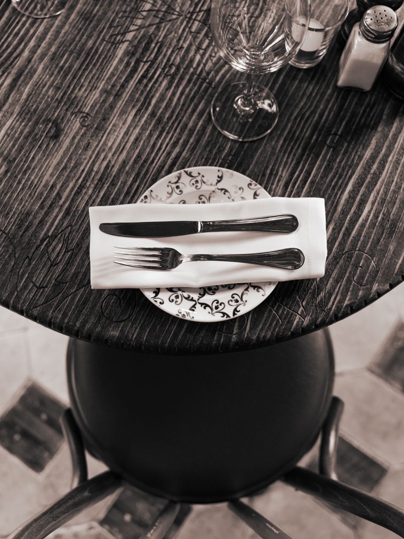 Soft light through old windows. A table set for two. Solo places just feel different. Every detail in this room was made to make you stay a little longer. Your table is waiting. 🌹 #Marbella #OldTownMarbella #FrenchBistrot #CasanisGroup