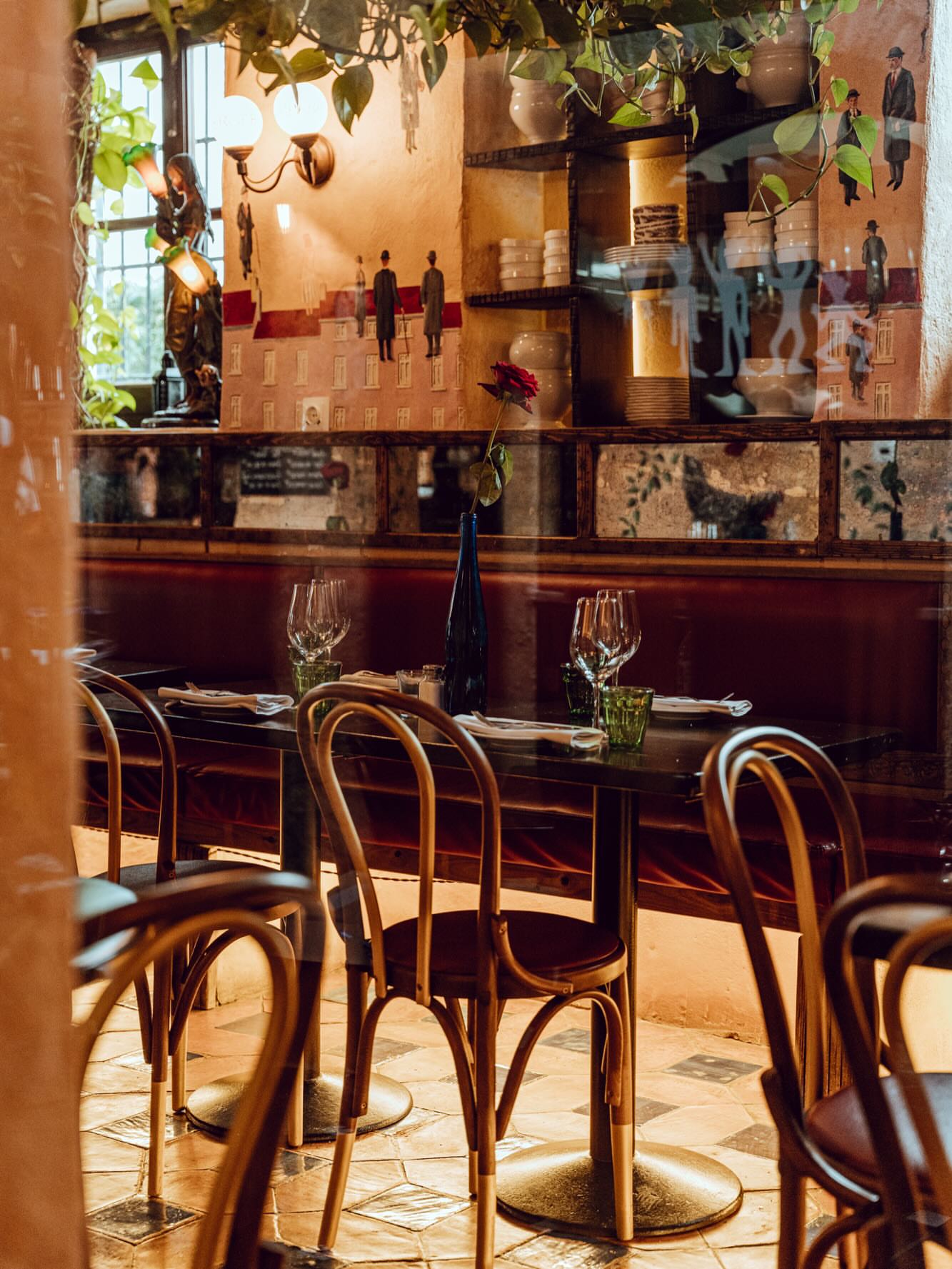 Soft light through old windows. A table set for two. Solo places just feel different. Every detail in this room was made to make you stay a little longer. Your table is waiting. 🌹 #Marbella #OldTownMarbella #FrenchBistrot #CasanisGroup
