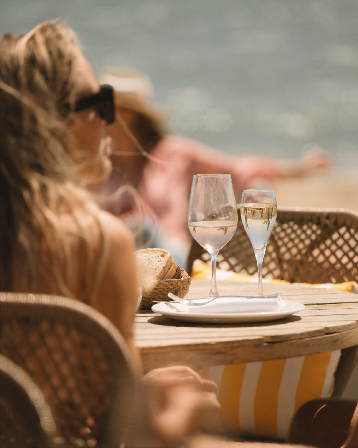 No rush. No plans. Just the sea in front of you and a glass that never seems to empty. ☀️ This is what afternoons at La Plage are made for. 📍 La Plage Casanis, beach club & restaurant. #marbella #laplagecasanis #beachclubmarbella #casanisgroup