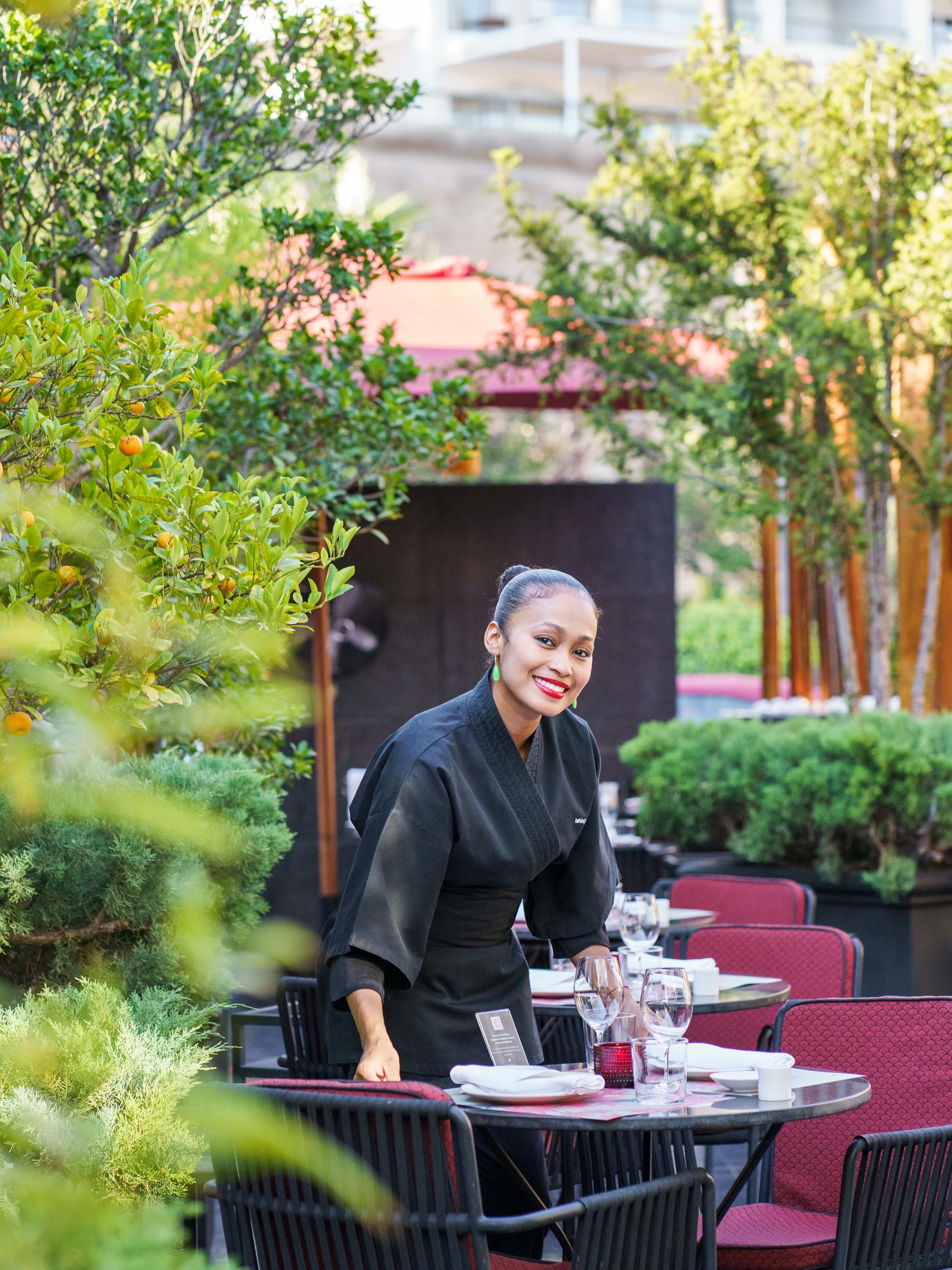 Between hidden gardens and cuisine crafted down to every detail, Tahini turns every visit into a small japanese ritual. An intimate and elegant experience in the heart of Puerto Portals 🌿 —- Entre jardines escondidos y una cocina cuidada al detalle, Tahini transforma cada visita en un pequeño ritual japones. Una experiencia íntima y elegante en el corazón de Puerto Portals 🌿