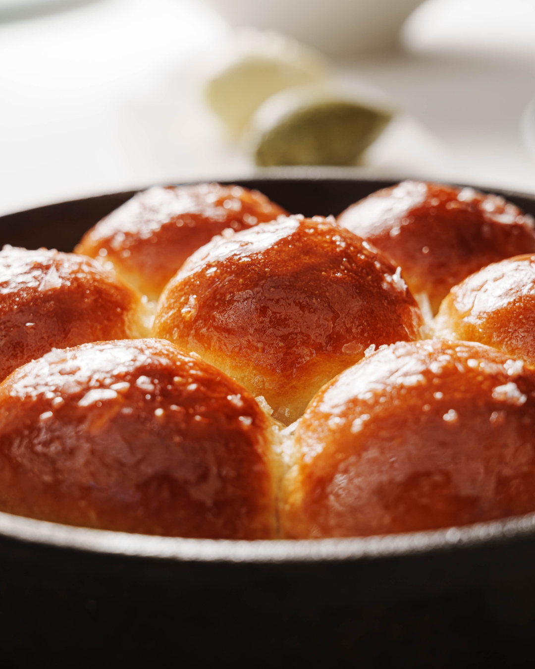 For us, bread matters as much as anything else on the table. That’s why at Sea Grill we make our brioche with a high-butter dough, rested overnight to develop texture and flavour naturally. Baked whole every day and finished warm with clarified butter and just the right touch of salt. - Para nosotros, el pan es tan importante como cualquier plato de la mesa. Por eso en Sea Grill elaboramos nuestro brioche con una masa rica en mantequilla y reposo nocturno, buscando desarrollar textura y sabor de forma natural. Lo horneamos cada día en una sola pieza y lo terminamos caliente con mantequilla clarificada y el punto justo de sal.