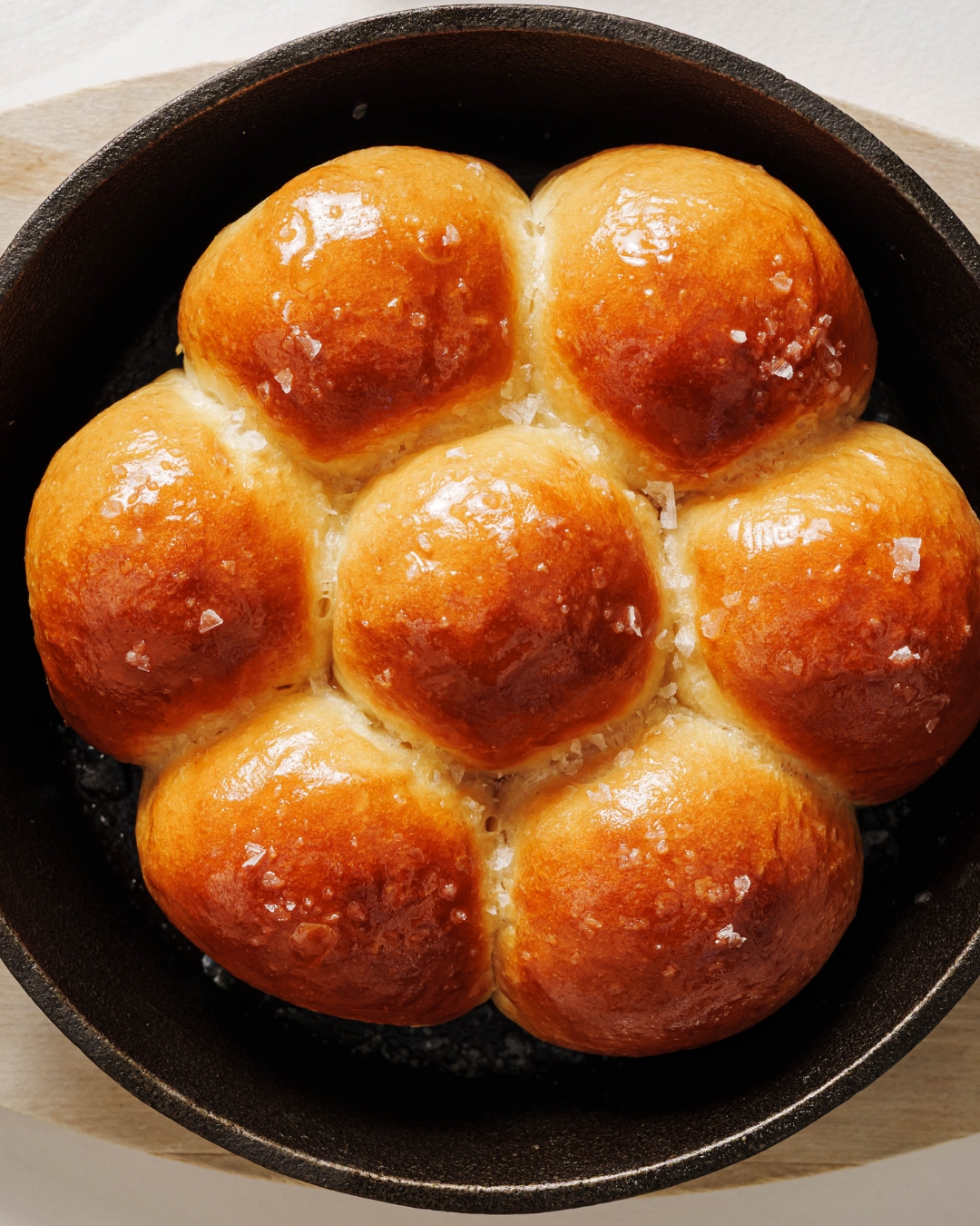 For us, bread matters as much as anything else on the table. That’s why at Sea Grill we make our brioche with a high-butter dough, rested overnight to develop texture and flavour naturally. Baked whole every day and finished warm with clarified butter and just the right touch of salt. - Para nosotros, el pan es tan importante como cualquier plato de la mesa. Por eso en Sea Grill elaboramos nuestro brioche con una masa rica en mantequilla y reposo nocturno, buscando desarrollar textura y sabor de forma natural. Lo horneamos cada día en una sola pieza y lo terminamos caliente con mantequilla clarificada y el punto justo de sal.