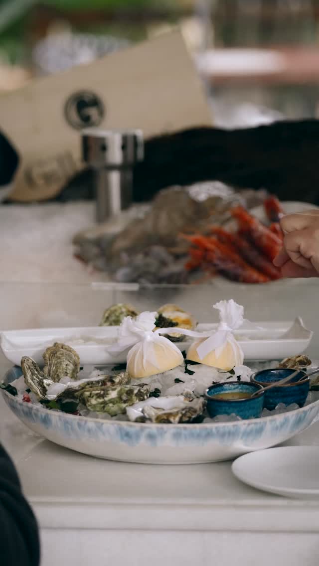 Marennes-Oléron oysters. Raised on the French Atlantic coast. Firm texture, balanced salinity and a distinctive natural green tint. Served cold with mignonette sauce, chilli dressing and ponzu. - Ostras de Marennes-Oléron. Criadas en la costa atlántica francesa. Textura firme, salinidad equilibrada y un característico tono verdoso natural. Servidas frías con salsa mignonette, picada de chile y salsa ponzu.