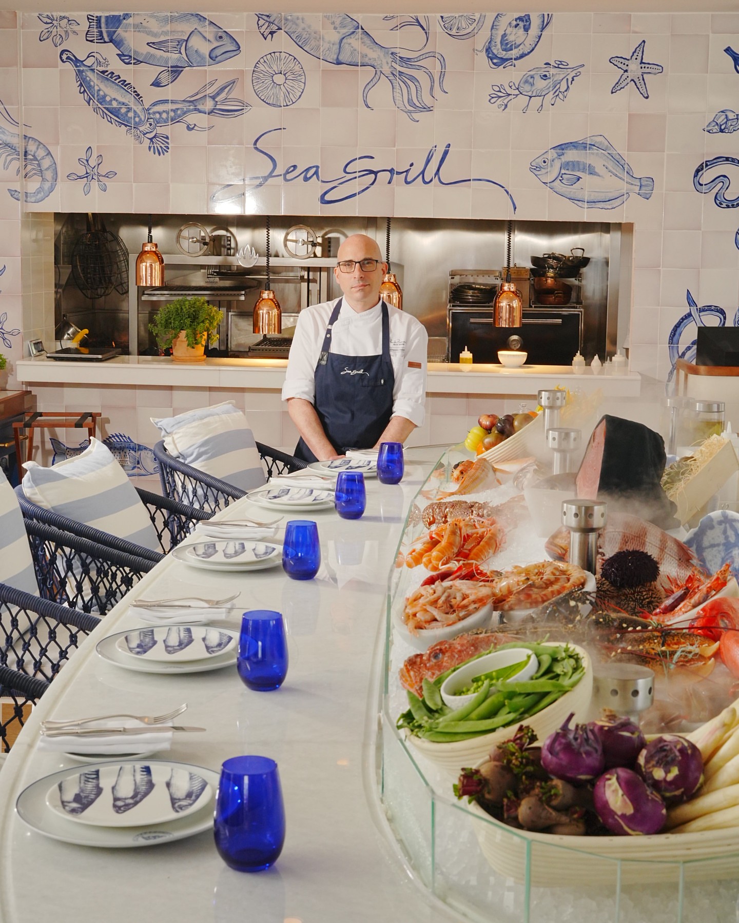 At the end of the bar, Leonardo Ferchero leads each service. His cooking starts with the product. What arrives each morning from the sea and the land, treated with precision and respect. - Al final de la barra, Leonardo Ferchero dirige cada servicio. Su cocina parte del producto. De lo que llega cada mañana desde el mar y la huerta, tratado con precisión y respeto.