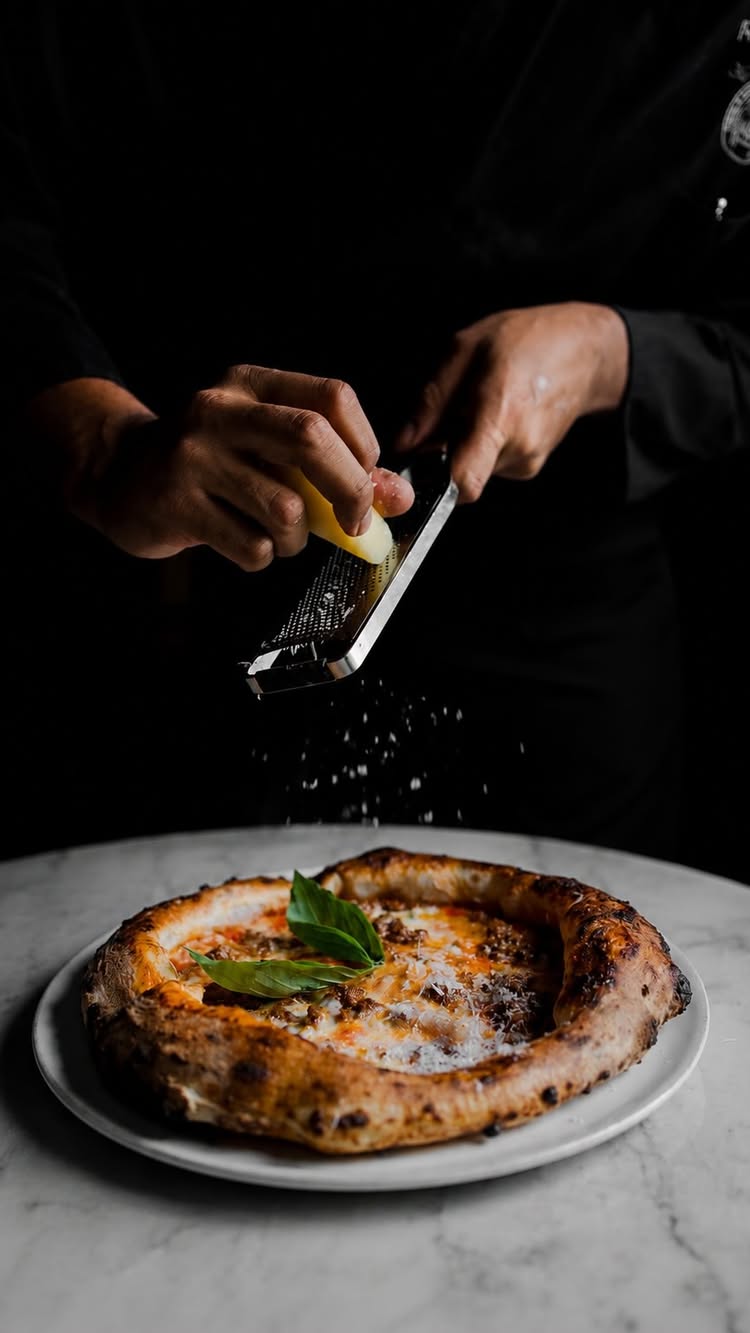 Láminas de guanciale Roostiq de bellota, cebolleta fresca de nuestra huerta ecológica, salsa de tomate 38 y salvia fresca. La masa, como siempre, con 72 horas de fermentación y la magia del horno de leña. #roostiq #roostiqmarbella #marbella #pizza