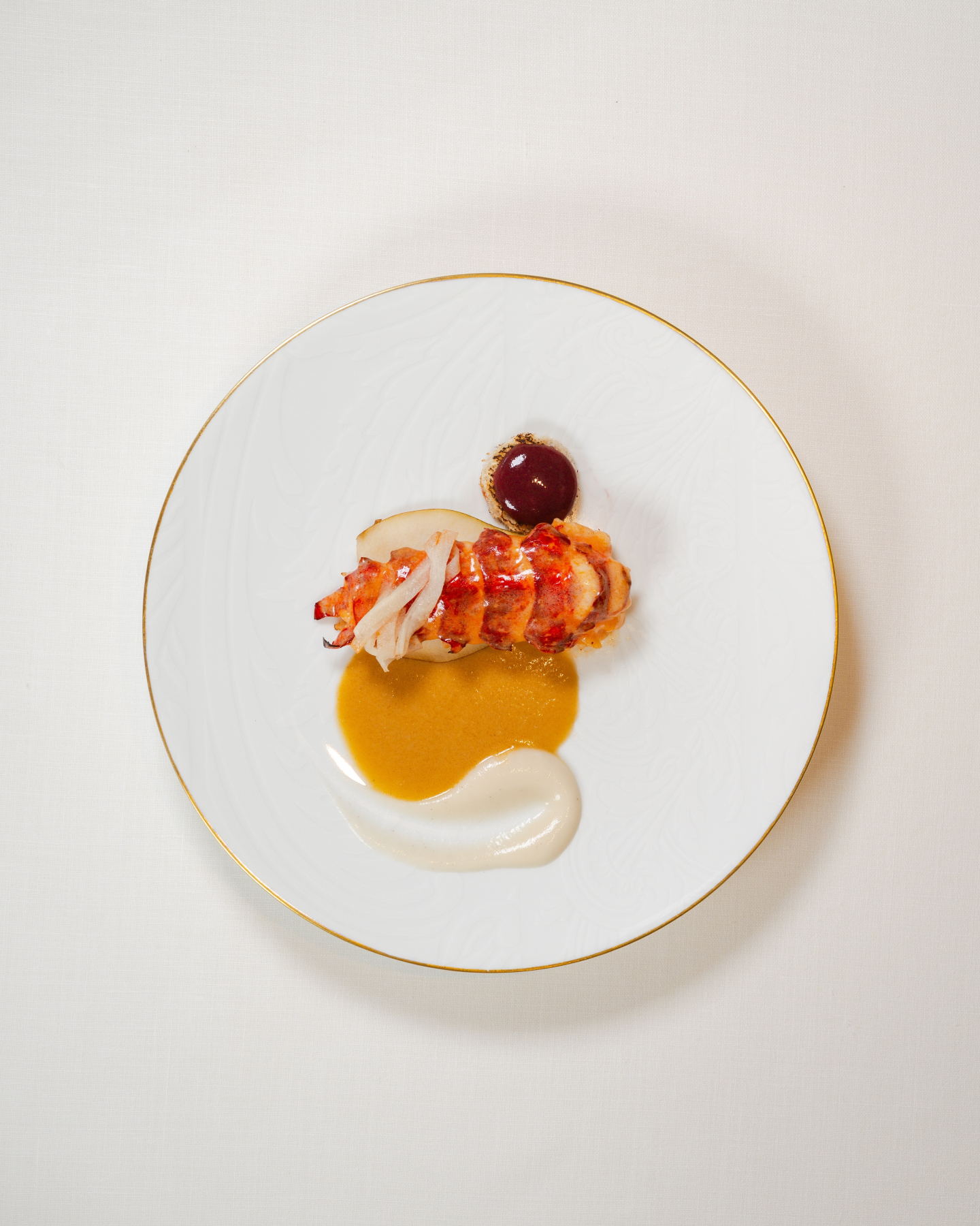 La precisión del producto en su mejor expresión. Bogavante nacional gallego con colinabo y pera, acompañado de una salsa de bogavante y estragón que aporta equilibrio y profundidad. • Product at its most precise expression. Galician lobster with kohlrabi and pear, paired with a lobster and tarragon sauce that brings balance and depth. • #finedining #gastronomy #guiamichelin #areiamarbella #eatmarbella #marbellarestaurant