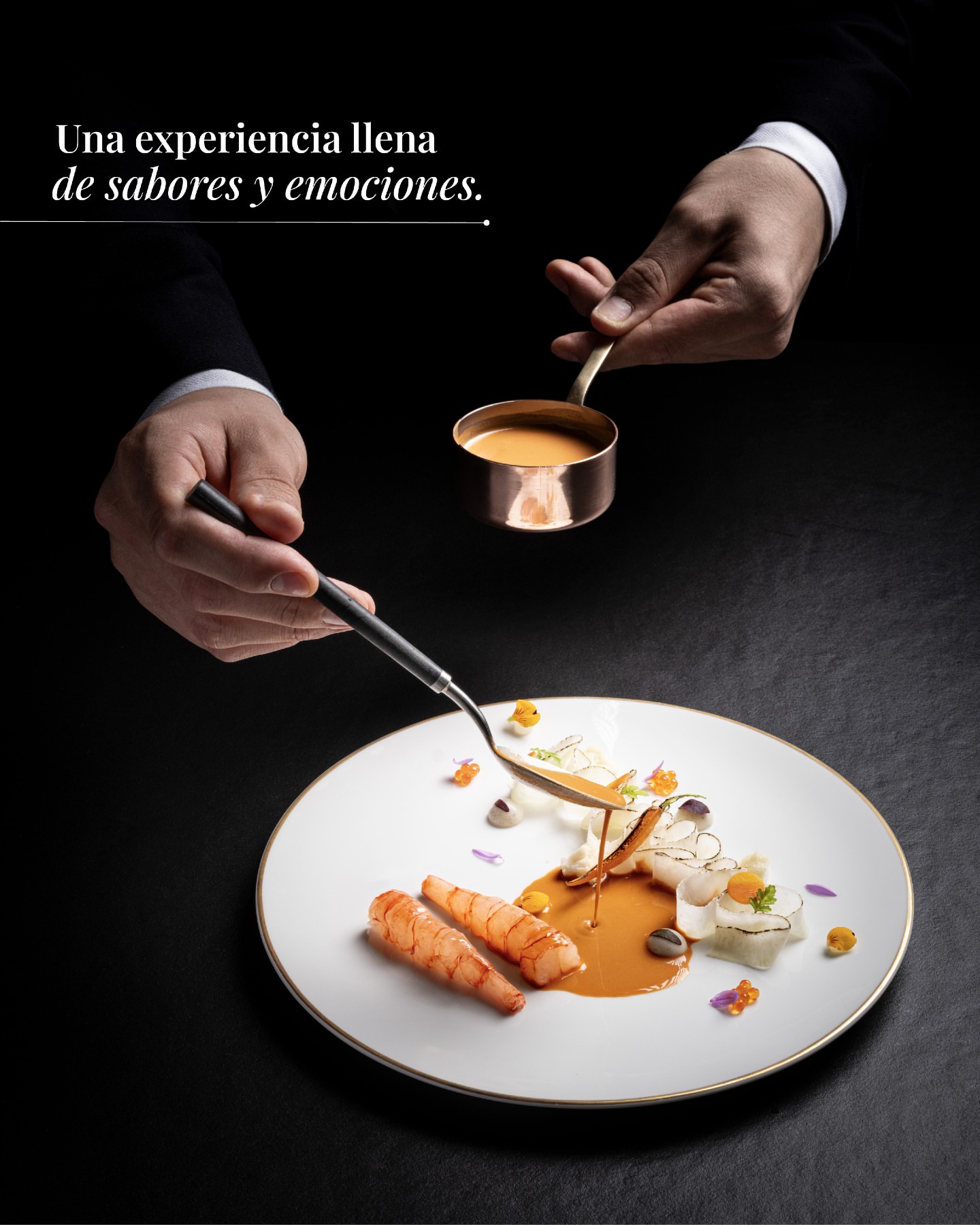 Un espacio diseñado para que el silencio sea el mejor acompañante de nuestra gastronomía. Cada ángulo de Skina es una invitación a la pausa y al disfrute consciente. Ese momento donde todo se detiene y empieza una experiencia que te llena de sabores y emociones. ✨❤️ 🔗 Reserva tu mesa en el link de la bio.