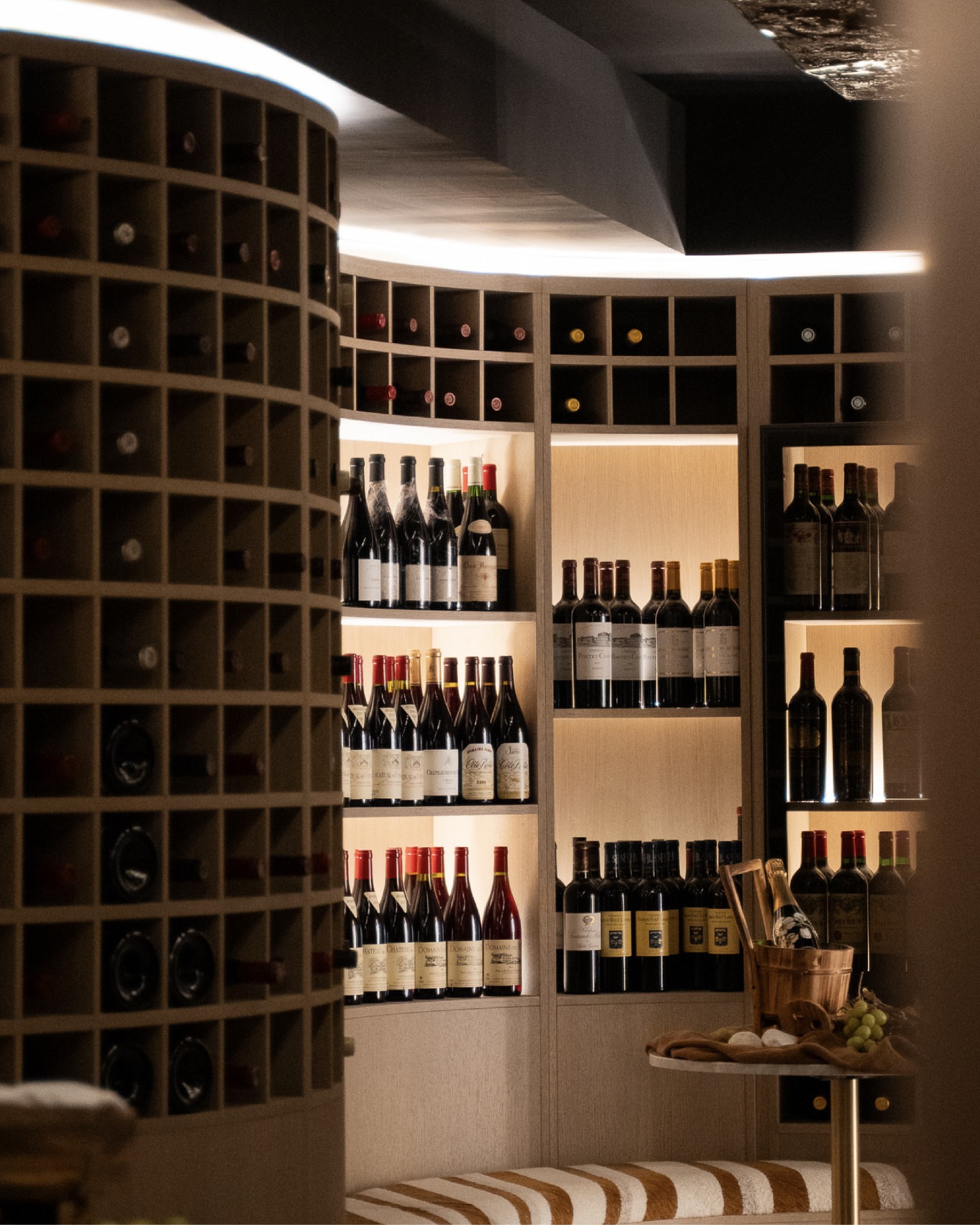 Nuestra bodega es el compás de cada plato. 🍾🍽️ Joyas líquidas y añadas míticas que custodian la historia de los mejores terruños del mundo. El diálogo perfecto entre el cristal y el Mediterráneo. 🥰 Ese momento donde todo se detiene y empieza una experiencia que te llena de sabores y emociones. ✨❤️ 🔗 Más info en el link de la bio.