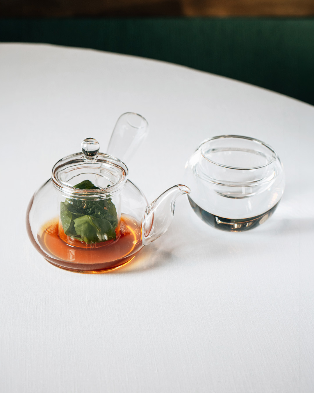 Empezar así. Hierbas infusionadas en consomé de pimientos asados. 𝘓𝘦𝘵'𝘴 𝘴𝘵𝘢𝘳𝘵 𝘸𝘪𝘵𝘩 𝘵𝘩𝘪𝘴: 𝘏𝘦𝘳𝘣𝘴 𝘪𝘯𝘧𝘶𝘴𝘦𝘥 𝘪𝘯 𝘳𝘰𝘢𝘴𝘵𝘦𝘥 𝘱𝘦𝘱𝘱𝘦𝘳 𝘤𝘰𝘯𝘴𝘰𝘮𝘮𝘦́. _ 𝘙𝘦𝘴𝘦𝘳𝘷𝘢𝘴 | 𝘣𝘰𝘰𝘬𝘪𝘯𝘨𝘴 952 864 895 · 679 77 00 62 #Messina #Marbella #MichelinGuide