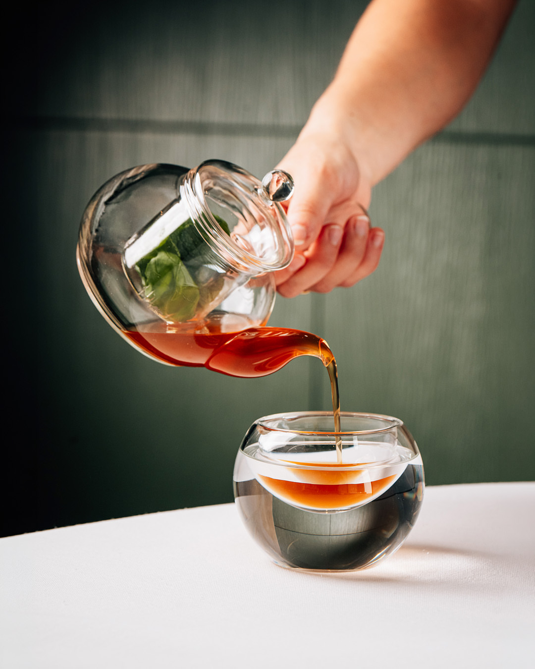 Empezar así. Hierbas infusionadas en consomé de pimientos asados. 𝘓𝘦𝘵'𝘴 𝘴𝘵𝘢𝘳𝘵 𝘸𝘪𝘵𝘩 𝘵𝘩𝘪𝘴: 𝘏𝘦𝘳𝘣𝘴 𝘪𝘯𝘧𝘶𝘴𝘦𝘥 𝘪𝘯 𝘳𝘰𝘢𝘴𝘵𝘦𝘥 𝘱𝘦𝘱𝘱𝘦𝘳 𝘤𝘰𝘯𝘴𝘰𝘮𝘮𝘦́. _ 𝘙𝘦𝘴𝘦𝘳𝘷𝘢𝘴 | 𝘣𝘰𝘰𝘬𝘪𝘯𝘨𝘴 952 864 895 · 679 77 00 62 #Messina #Marbella #MichelinGuide