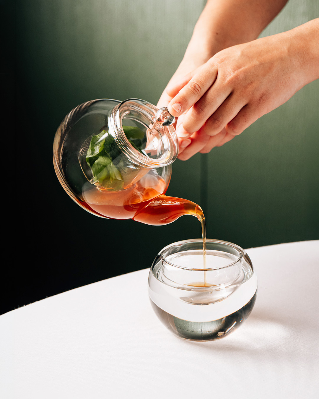 Empezar así. Hierbas infusionadas en consomé de pimientos asados. 𝘓𝘦𝘵'𝘴 𝘴𝘵𝘢𝘳𝘵 𝘸𝘪𝘵𝘩 𝘵𝘩𝘪𝘴: 𝘏𝘦𝘳𝘣𝘴 𝘪𝘯𝘧𝘶𝘴𝘦𝘥 𝘪𝘯 𝘳𝘰𝘢𝘴𝘵𝘦𝘥 𝘱𝘦𝘱𝘱𝘦𝘳 𝘤𝘰𝘯𝘴𝘰𝘮𝘮𝘦́. _ 𝘙𝘦𝘴𝘦𝘳𝘷𝘢𝘴 | 𝘣𝘰𝘰𝘬𝘪𝘯𝘨𝘴 952 864 895 · 679 77 00 62 #Messina #Marbella #MichelinGuide