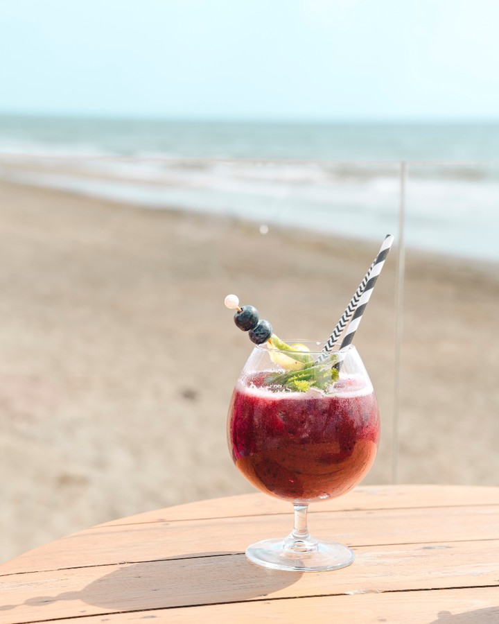 This is the kind of pause we’re into. Something cold, full of colour, and best enjoyed with the sea right in front of you. No rush, no plan B, just one of those moments that lands exactly where it should 🍹🌊 #luumabeachrestaurant #luumabeachmarbella #marbellaweekend #marbellatrip #marbellalifestyle #marbellaspain #marbellavacation #elrosariobeach