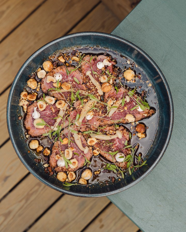 Tender beef tataki, pickled mushrooms, hazelnuts, ponzu and a white truffle mayo that brings it all together with just the right amount of depth and lift. Fresh, rich and full of contrast, this is one of those dishes that keeps every bite interesting and turns a laid-back lunch by the sea into something a little more special. #moosa #marbella #beach#theluumafamily #marbellarestaurant#marbelladining #marbellabest#marbellaforlife #marbellaeast#foodexperience #timetoslowdown