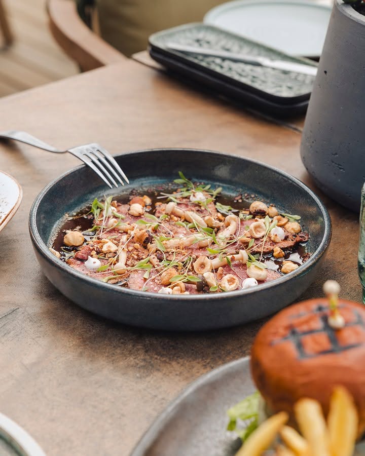 Tender beef tataki, pickled mushrooms, hazelnuts, ponzu and a white truffle mayo that brings it all together with just the right amount of depth and lift. Fresh, rich and full of contrast, this is one of those dishes that keeps every bite interesting and turns a laid-back lunch by the sea into something a little more special. #moosa #marbella #beach#theluumafamily #marbellarestaurant#marbelladining #marbellabest#marbellaforlife #marbellaeast#foodexperience #timetoslowdown