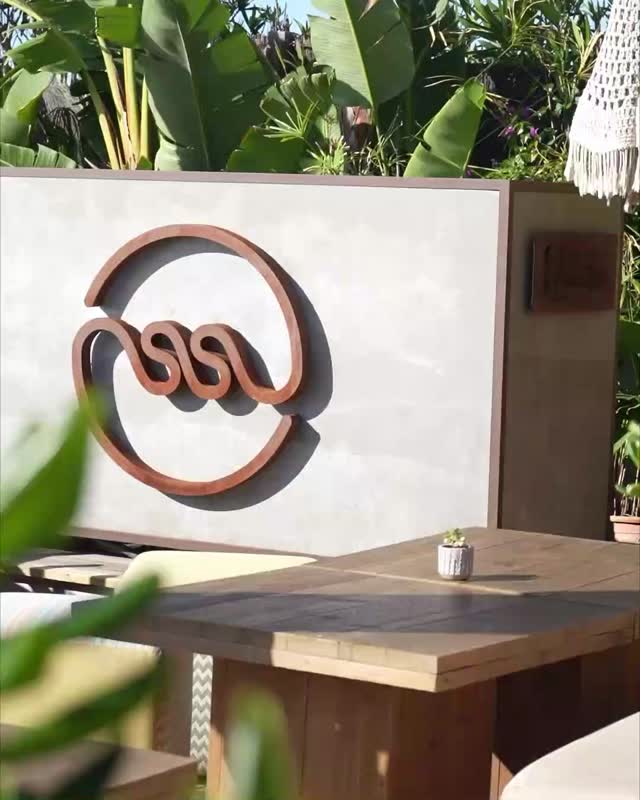 Between light, shadows and bold flavours… cocktails at Nosso set the rhythm of the day 🌅 Perfect to start, stretch the afternoon… or simply let go. #SeaYouAtNosso – #beach #marbella #marbellalife #nossosummerclub #nosso