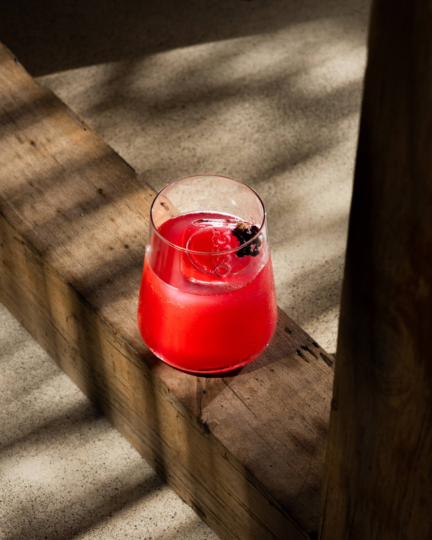 Between light, shadows and bold flavours… cocktails at Nosso set the rhythm of the day 🌅 Perfect to start, stretch the afternoon… or simply let go. #SeaYouAtNosso – #beach #marbella #marbellalife #nossosummerclub #nosso