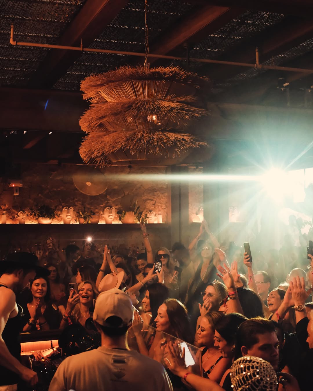 A special edition of Sunset Rituals with @monolinkmusic in collaboration with @playapadre carried us from golden hour into the night. An atmosphere charged with energy from beginning to end.