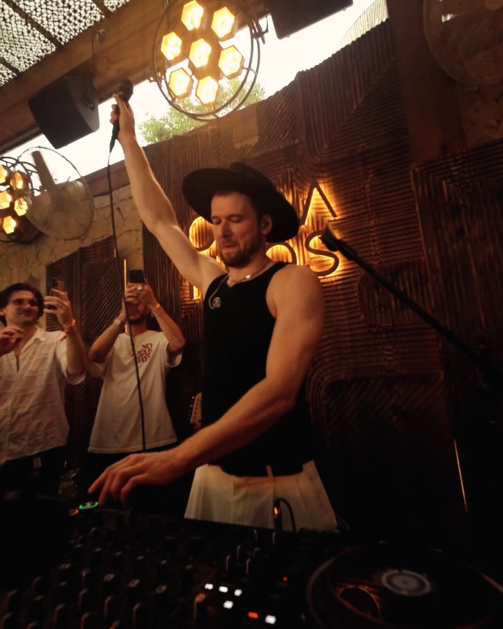 A special edition of Sunset Rituals with @monolinkmusic in collaboration with @playapadre carried us from golden hour into the night. An atmosphere charged with energy from beginning to end.