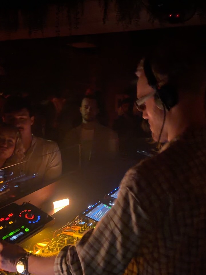 An unforgettable night in the Lounge with @maximeraki, brought to life in collaboration with @momentomarbella