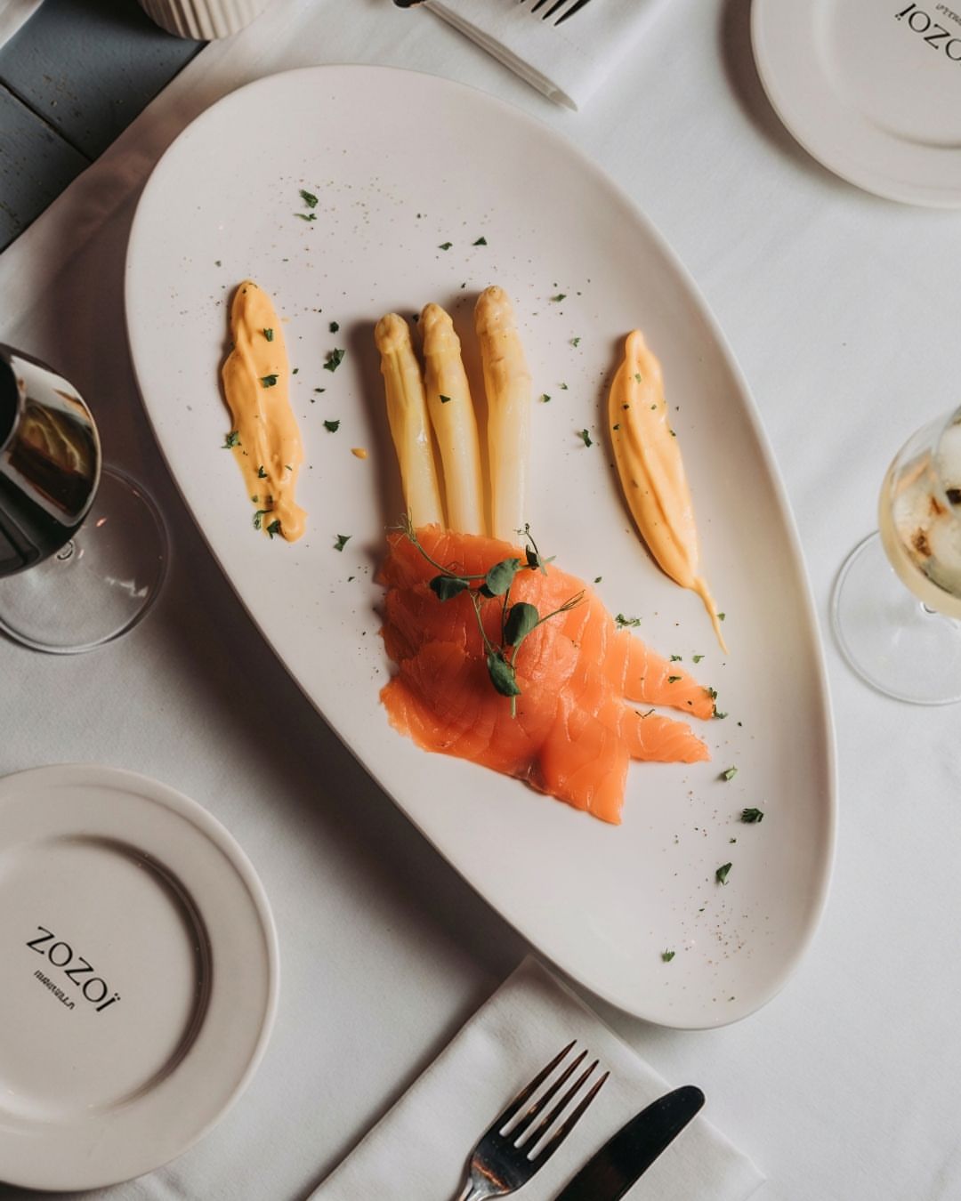 Ligero, limpio y directo. Un plato que no necesita nada más. ZOZOÏ ✨ Light, clean and direct. A dish that needs nothing else. ZOZOÏ ✨ #ZOZOÏ #ZOZOÏMarbella #FoodExperience #ZozoiMoment #FineDining #CulinaryDetails