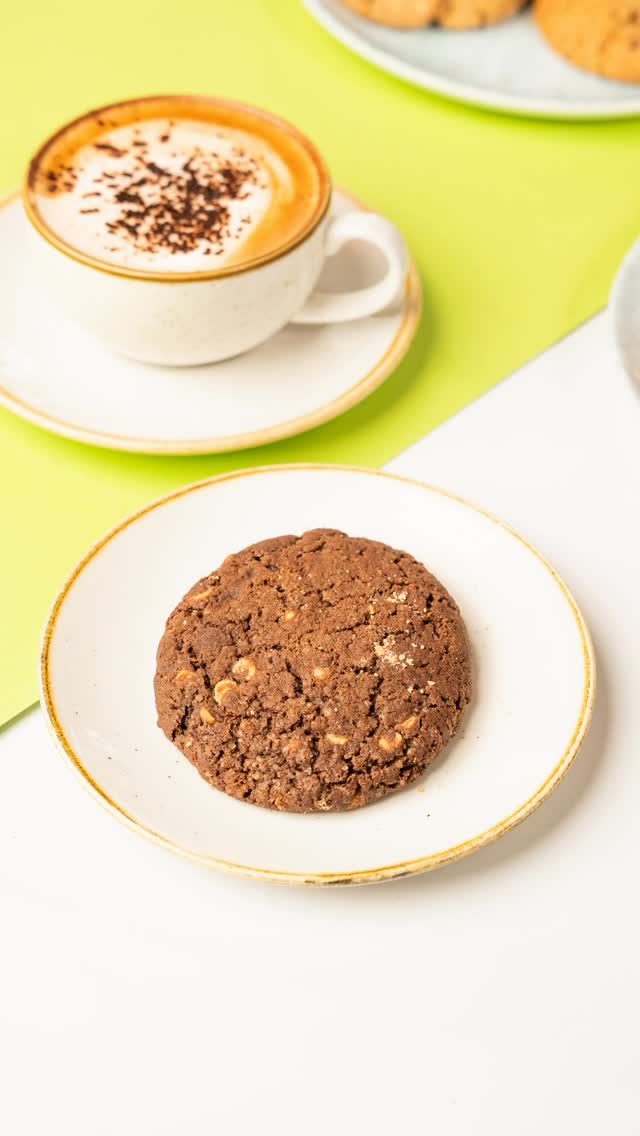 ¿Cuál de nuestras estrellas te acompaña hoy? ✨ Tenemos una opción para cada antojo: 🍪 Las clásicas: Chocochips o la decadente Chocochips con dulce de leche. 🍫 Doble impacto: Chocolate negro con chips de chocolate blanco. 🌱 Veganas de autor: Chips y Nuez Pecana o Cacahuete y Avellana. Ven por tu café con grano 100% arábico y acompáñalo con tu favorita.
