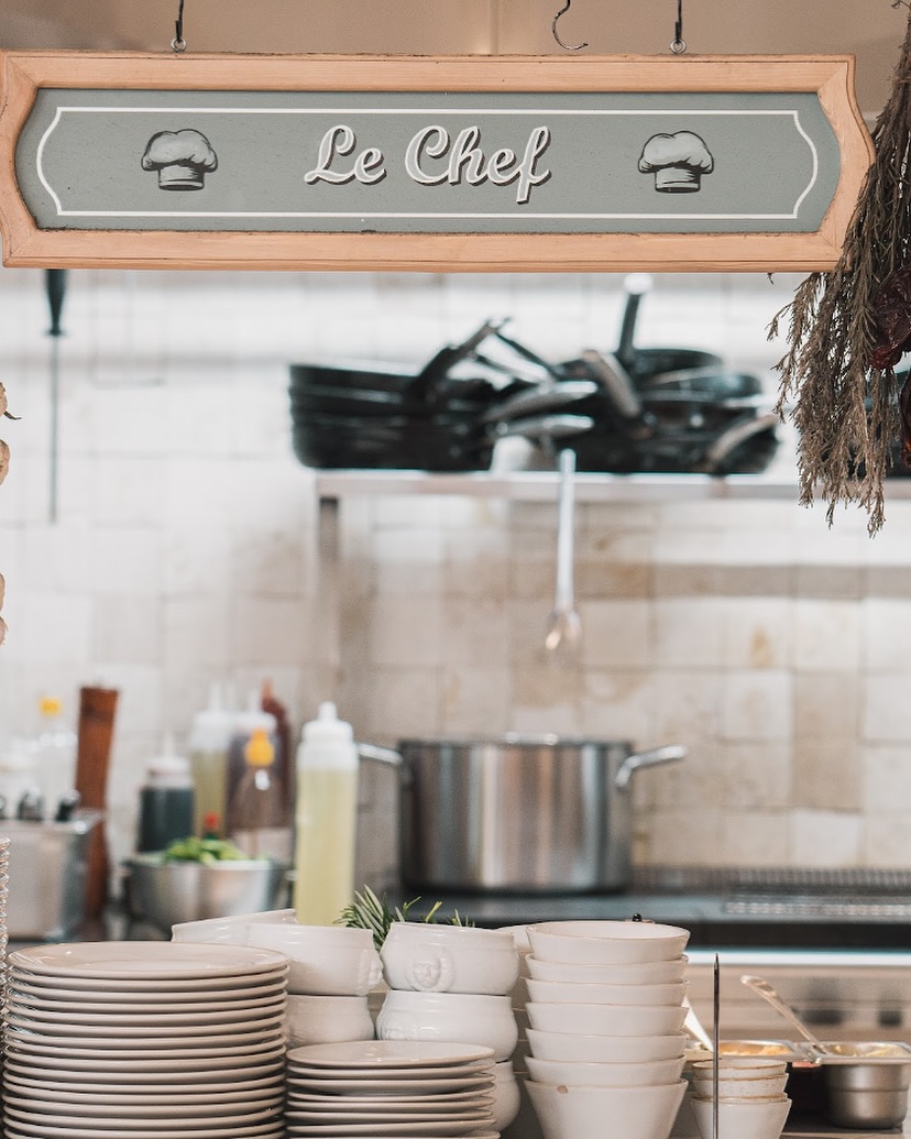 A behind-the-scenes look into the soul of Le Bistroman. ✨ From the chef’s corner to our carefully curated wine selection, every detail is part of a refined culinary journey.🍷👨🍳 Technique, passion, and flavor; all come together on your plate.🔥 #WineSelection #CulinaryArt #FineDining #MarbellaRestaurants #Marbella #PuertoBanus #FoodieJourney