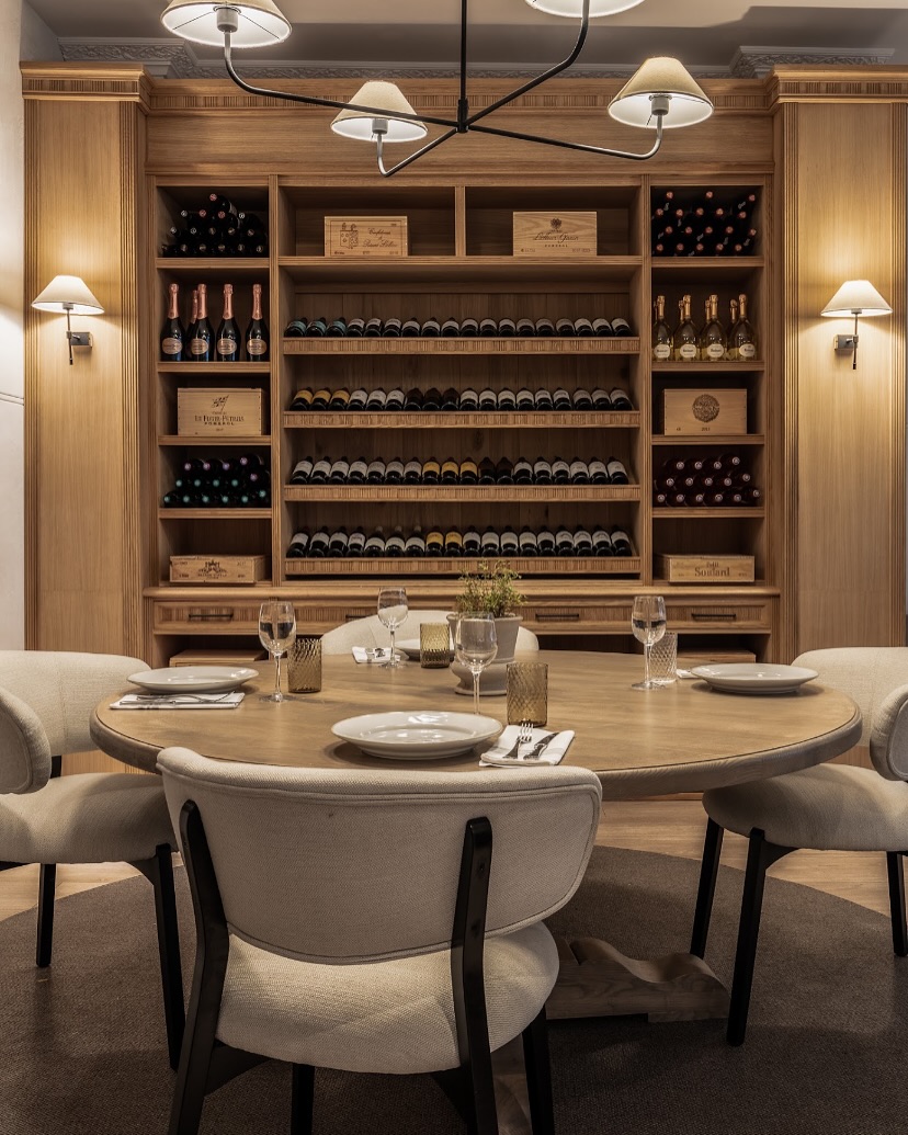 A behind-the-scenes look into the soul of Le Bistroman. ✨ From the chef’s corner to our carefully curated wine selection, every detail is part of a refined culinary journey.🍷👨🍳 Technique, passion, and flavor; all come together on your plate.🔥 #WineSelection #CulinaryArt #FineDining #MarbellaRestaurants #Marbella #PuertoBanus #FoodieJourney