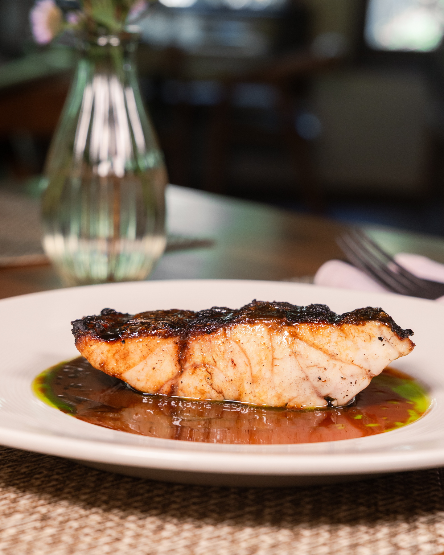 Texturas que no se pisan, se acompañan. Corvina de carne delicada, piel crujiente, salsa de almejas y cava, y unas gotas de aceite de perejil que terminan de afinar el conjunto. Un plato que encuentra su fuerza en el equilibrio. ~ Textures that don’t compete, they support one another. Delicate corvina, crisp skin, a clam and cava sauce, and drops of parsley oil to bring everything into focus. A dish that finds its strength in balance. #cascadamarbella #farmtotable #seasonalmenu #localproducts