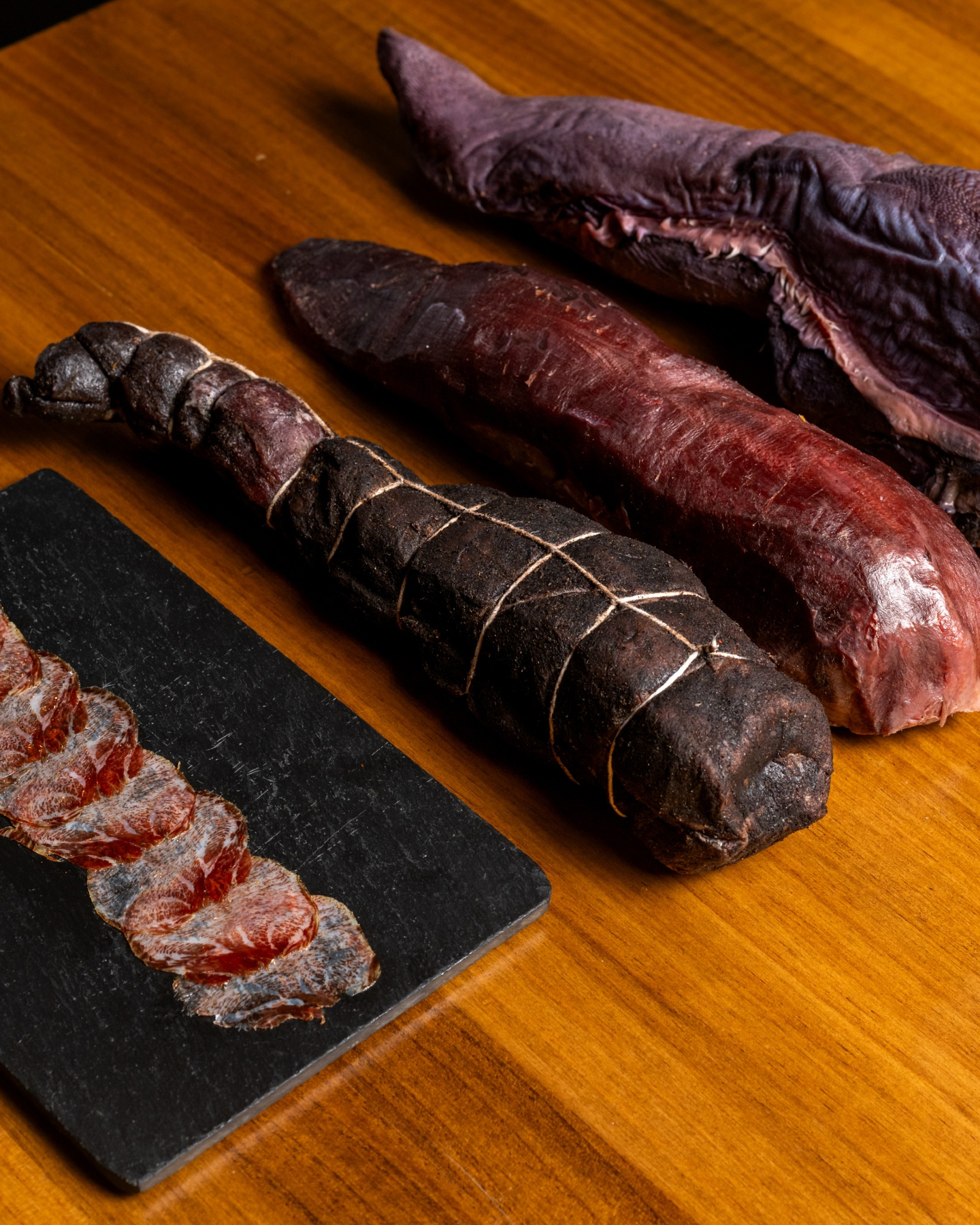 Hechos en casa, pero no por rutina. Nuestros embutidos hablan de técnica, de producto y de ese respeto por los procesos que no necesitan acelerarse. Sabor profundo, carácter propio y el valor de lo bien hecho. ~ House-made, but never as a gesture. Our cured meats speak of technique, produce, and the kind of respect for process that can’t be rushed. Deep flavour, distinct character, and the value of doing things properly. #cascadamarbella #farmtotable #seasonalmenu #localproducts