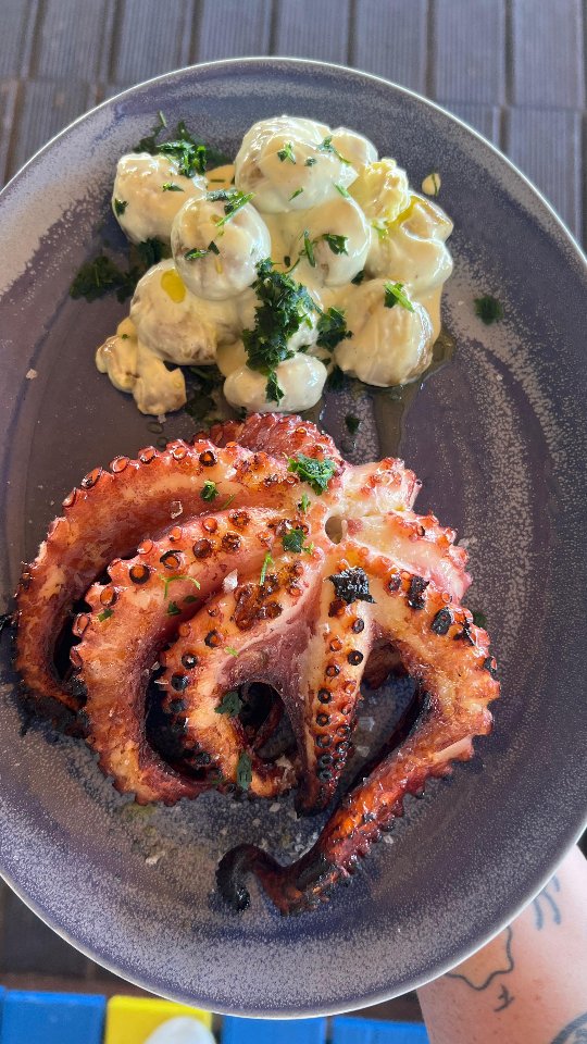 Pulpo a la brasa y ensaladilla con alioli de limón. La intensidad de la brasa y como contrapunto la frescura y el toque cítrico del limón. Un equilibrio que siempre sorprende. ¡Para repetir!😉 Chargrilled octopus with potato salad and lemon aioli. The intensity of the grill balanced by the freshness and citrus touch of lemon. A combination that always surprises. One to order again!😉 #chiringuitoLasDunas #brasas #pulpoalabrasa #Marbella Chiringuitos en Marbella Chiringuitos espetos Donde comer en Marbella Comer en Cabopino